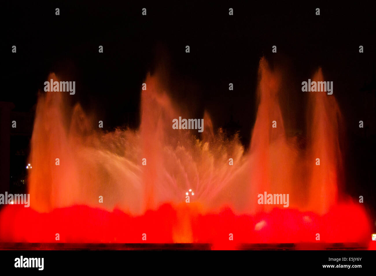 Magic-Brunnen von Montjuic, unterhalb des Palau Nacional auf dem Montjuic Hügel und Barcelona bei Nacht Stockfoto