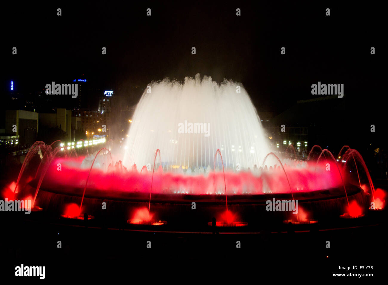 Magic-Brunnen von Montjuic, unterhalb des Palau Nacional auf dem Montjuic Hügel und Barcelona bei Nacht Stockfoto