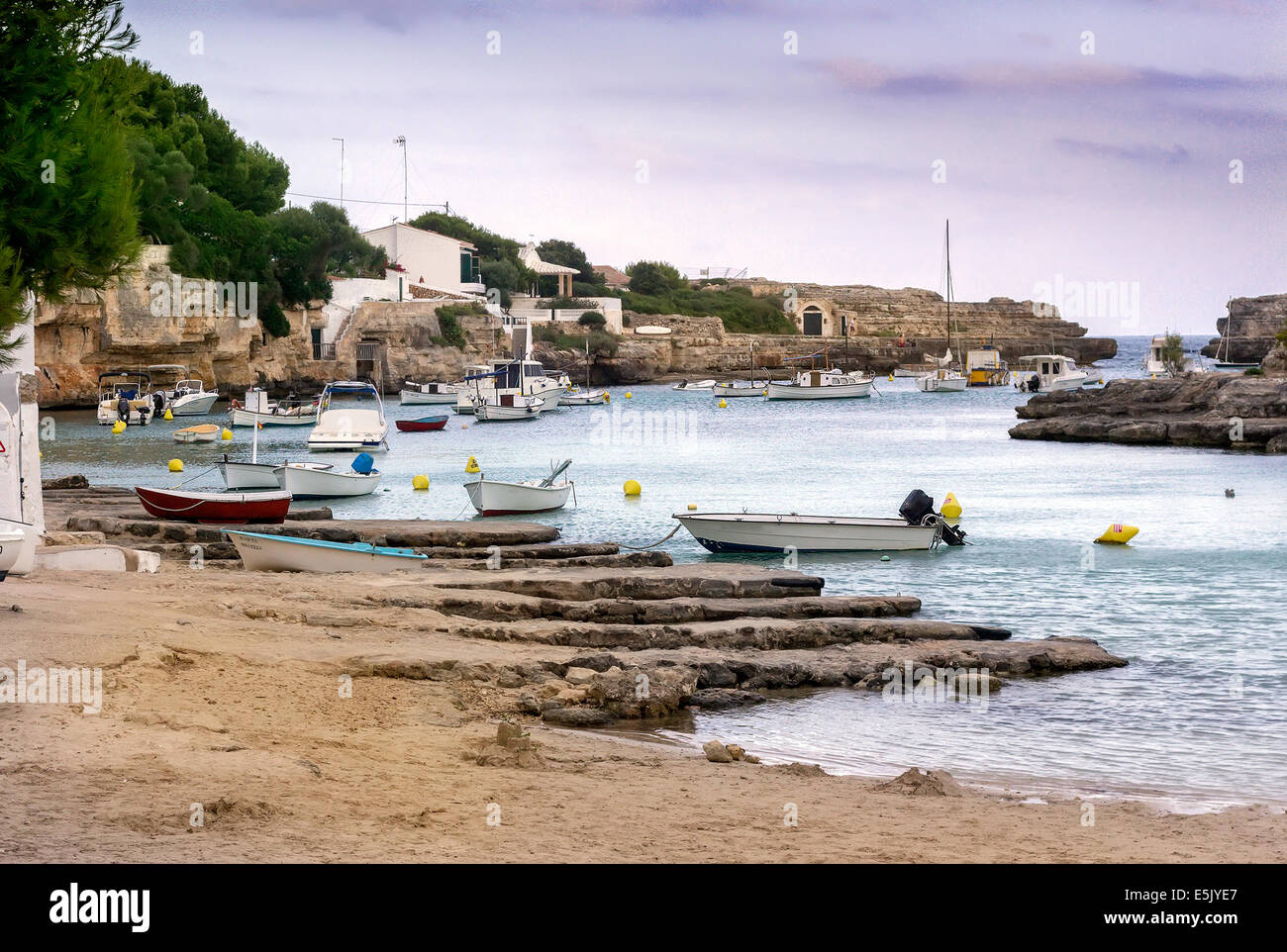 Boote auf einem See Loch, Menorca. Balearen (Spanien) Stockfoto