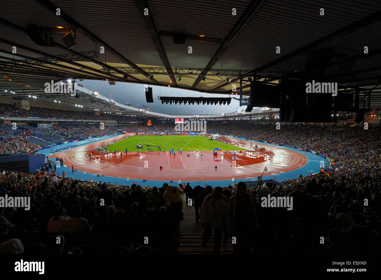 Hampden Park, Glasgow, Schottland, Großbritannien, Samstag, August 2014. Ein sehr geschäftiges und feuchtes Hampden Park am letzten Tag der Leichtathletik-Leichtathletik-Wettbewerbe bei den Glasgow 2014 Commonwealth Games Stockfoto