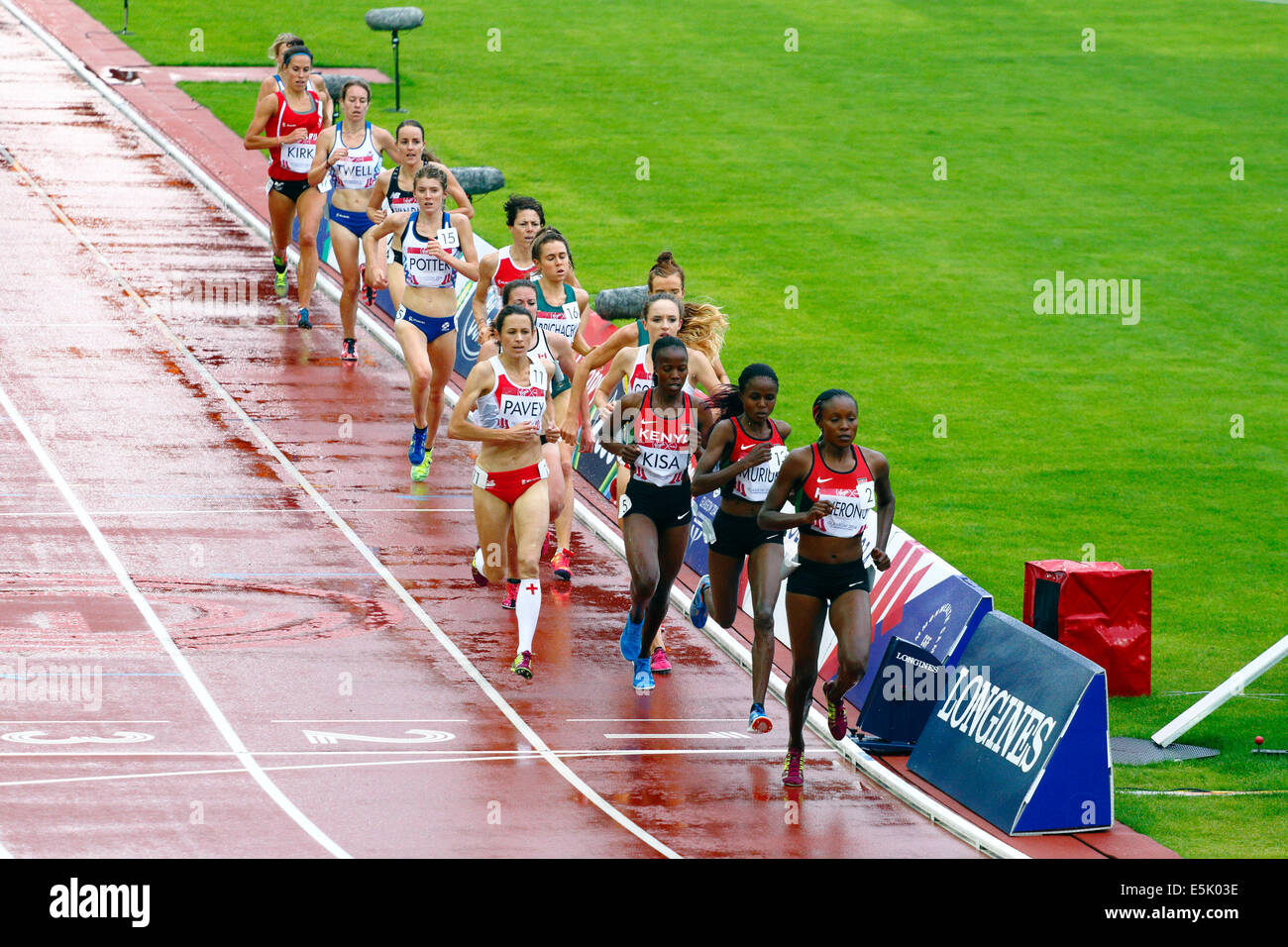 Hampden Park, Glasgow, Schottland, Großbritannien, Samstag, August 2014. Glasgow Commonwealth Games 2014, Finale der Frauen über 5000 m Mercy Cherono, Kenia, führt das Feld an Stockfoto