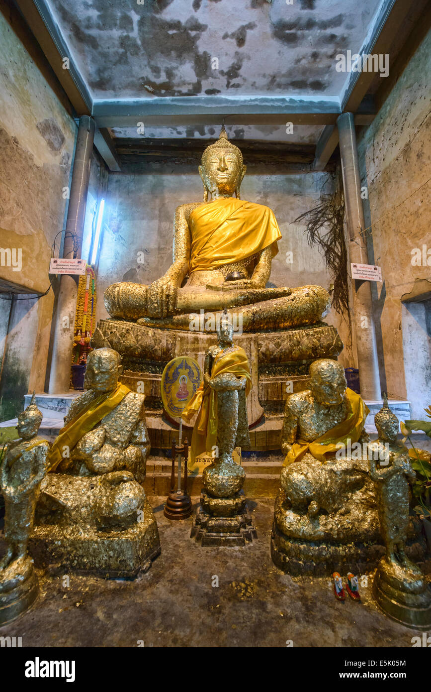 Der Tempel Wat Bang Khun innerhalb eines Baumes, Samut Songkhram, Thailand Stockfoto