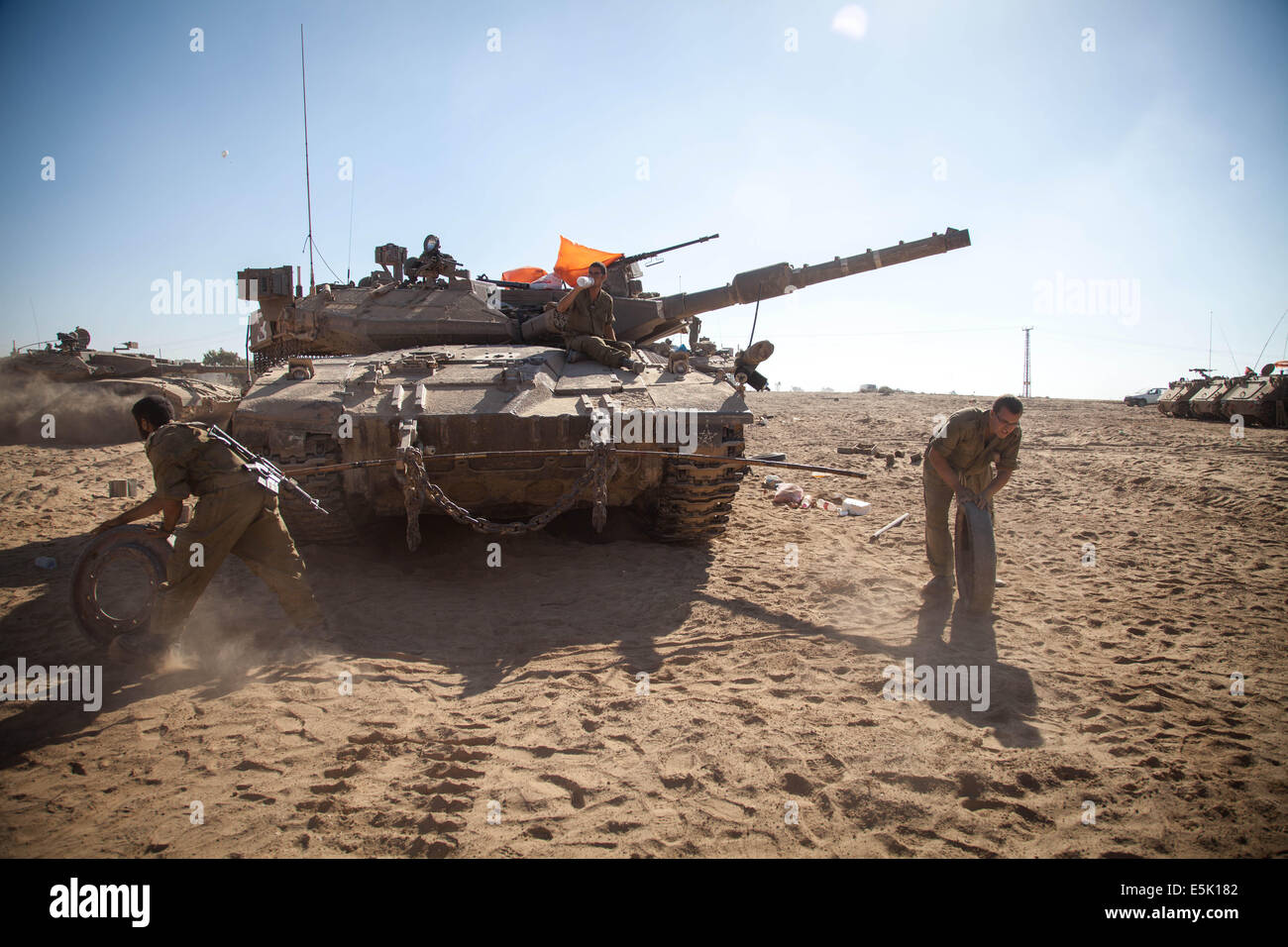 Gaza. 2. August 2014. Israelische Soldaten arbeitest du eine Armee belegten Bereich im Süden Israels an der Grenze des Gaza-Streifens zu 2. August 2014. Als grenzüberschreitende Gewalt in Gaza zwischen Hamas und israelische Truppen weiter, haben beide Seiten geschworen, weiter kämpfen, bis ihre Ziele erreicht werden. Palästinensische Gesundheitsministeriums sagte am Sonntag, dass zumindest 1.712 Palästinenser getötet worden sein, da Israel seine Offensive im Gazastreifen gegen die Hamas am 8. Juli ins Leben gerufen. Bildnachweis: Xinhua/Alamy Live-Nachrichten Stockfoto