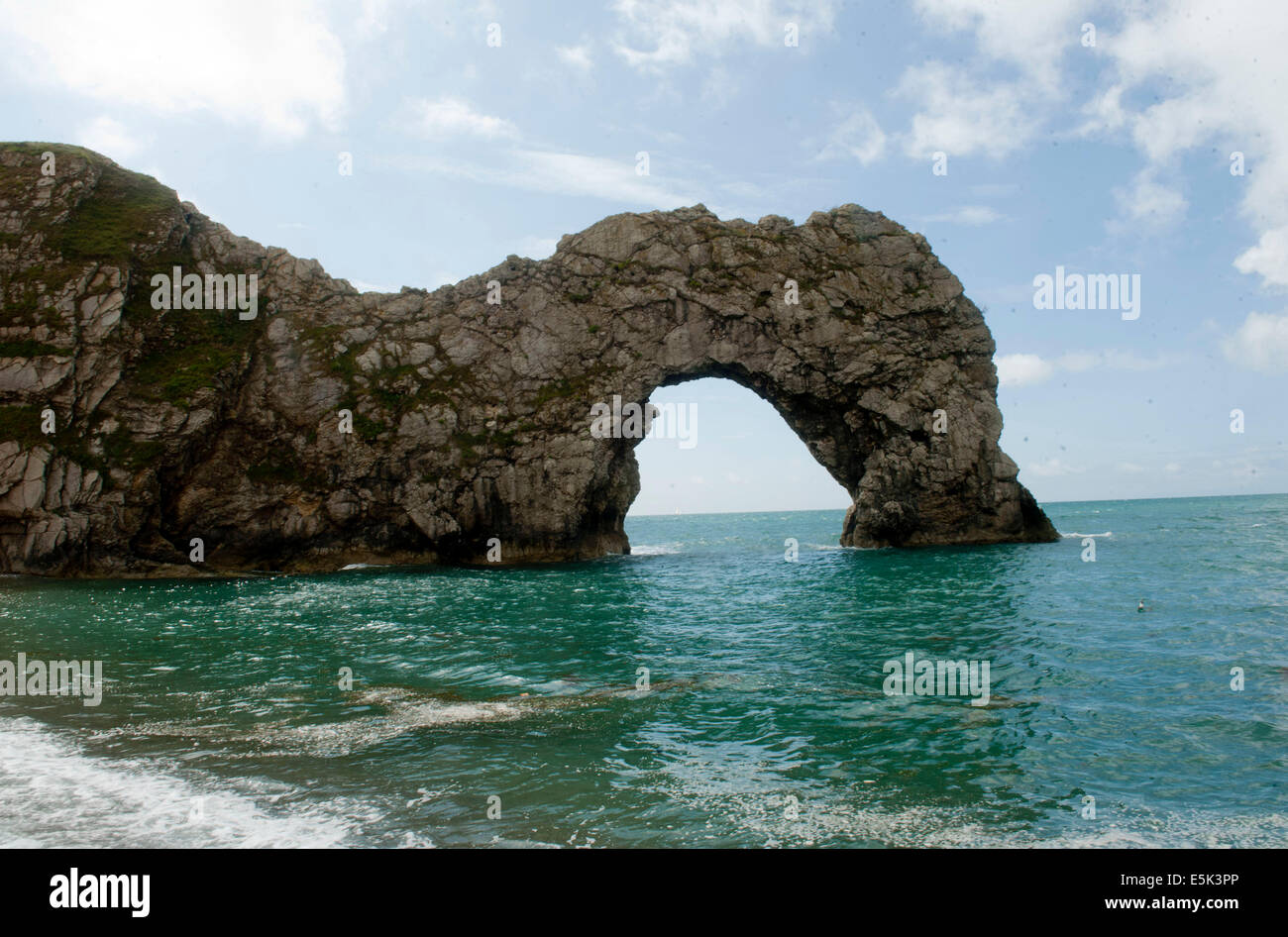 Durdle Door (manchmal geschrieben Durdle Dor) ist ein natürlicher Kalkstein Bogen an der Jurassic Coast in der Nähe von Lulworth in Dorset, England Stockfoto