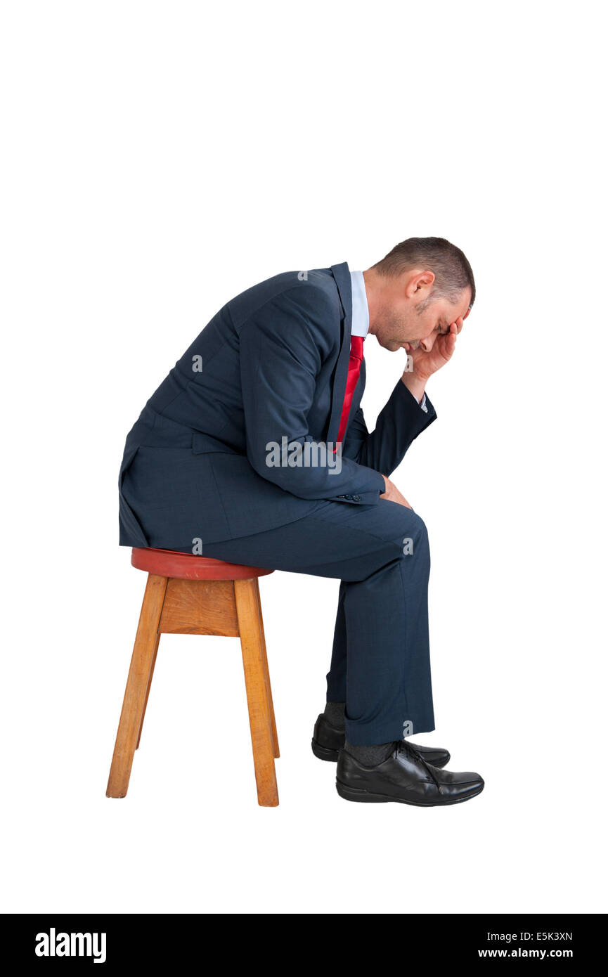 deprimiert Geschäftsmann sitzt isolierten auf weißen Hintergrund Stockfoto