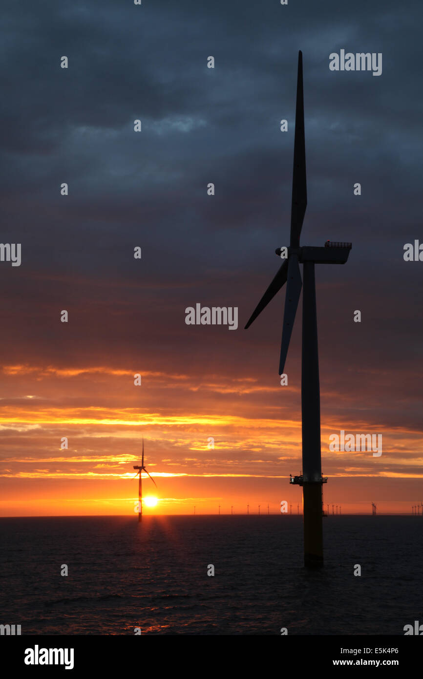 Sonnenaufgang auf dem Gwynt y Mor Offshore-Windpark vor der Küste Nord-Wales während der Bauphase von Frühjahr 2014 Stockfoto