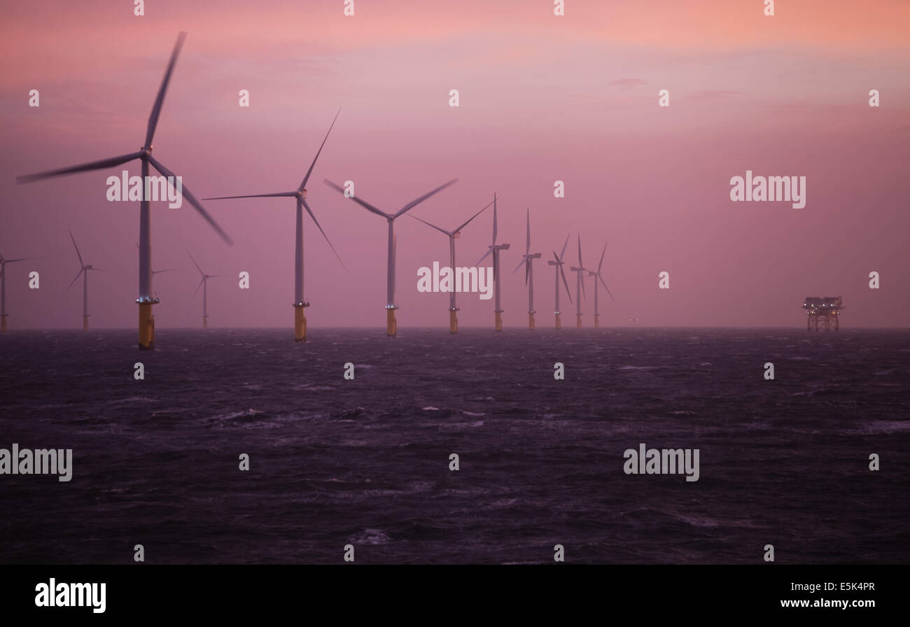 Morgendämmerung auf Gwynt y Mor Offshore-Windpark vor der Küste Nord-Wales während der Bauphase von Frühjahr 2014 Stockfoto