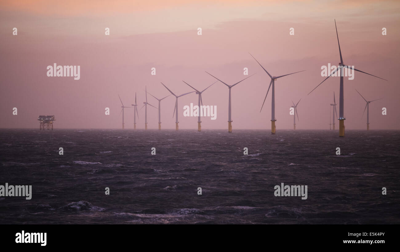 Morgendämmerung auf Gwynt y Mor Offshore-Windpark vor der Küste Nord-Wales während der Bauphase von Frühjahr 2014 Stockfoto
