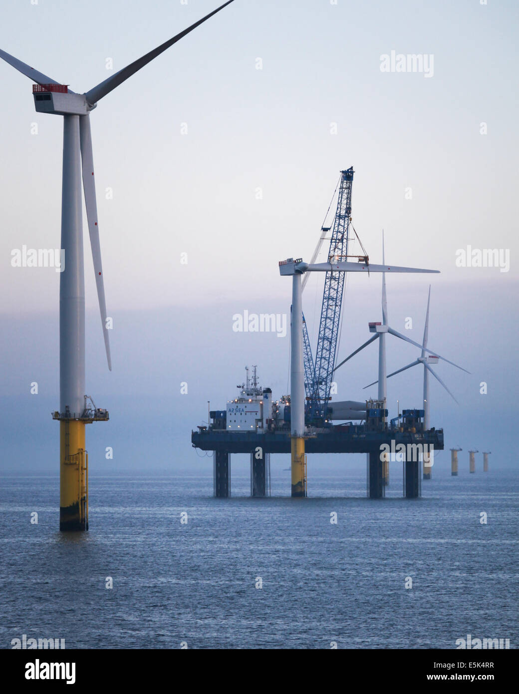 Meer-Jack auf dem Gwynt y Mor Offshore-Windpark aus Küste von Nordwales während der Bauphase von Frühjahr 2014 Stockfoto