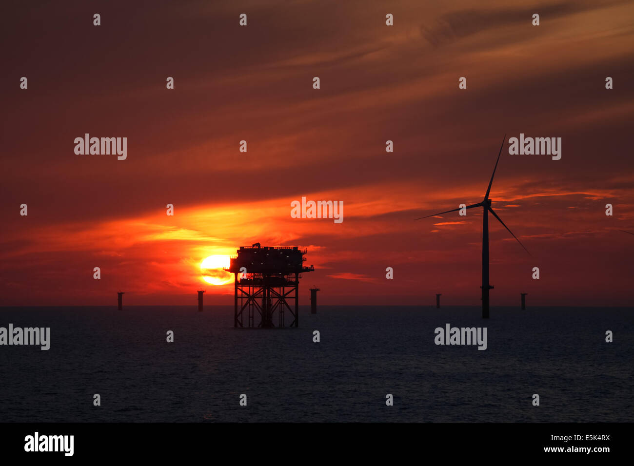 Sonnenuntergang auf dem Gwynt y Mor Offshore-Windpark vor der Küste Nord-Wales während der Bauphase von Frühjahr 2014 Stockfoto