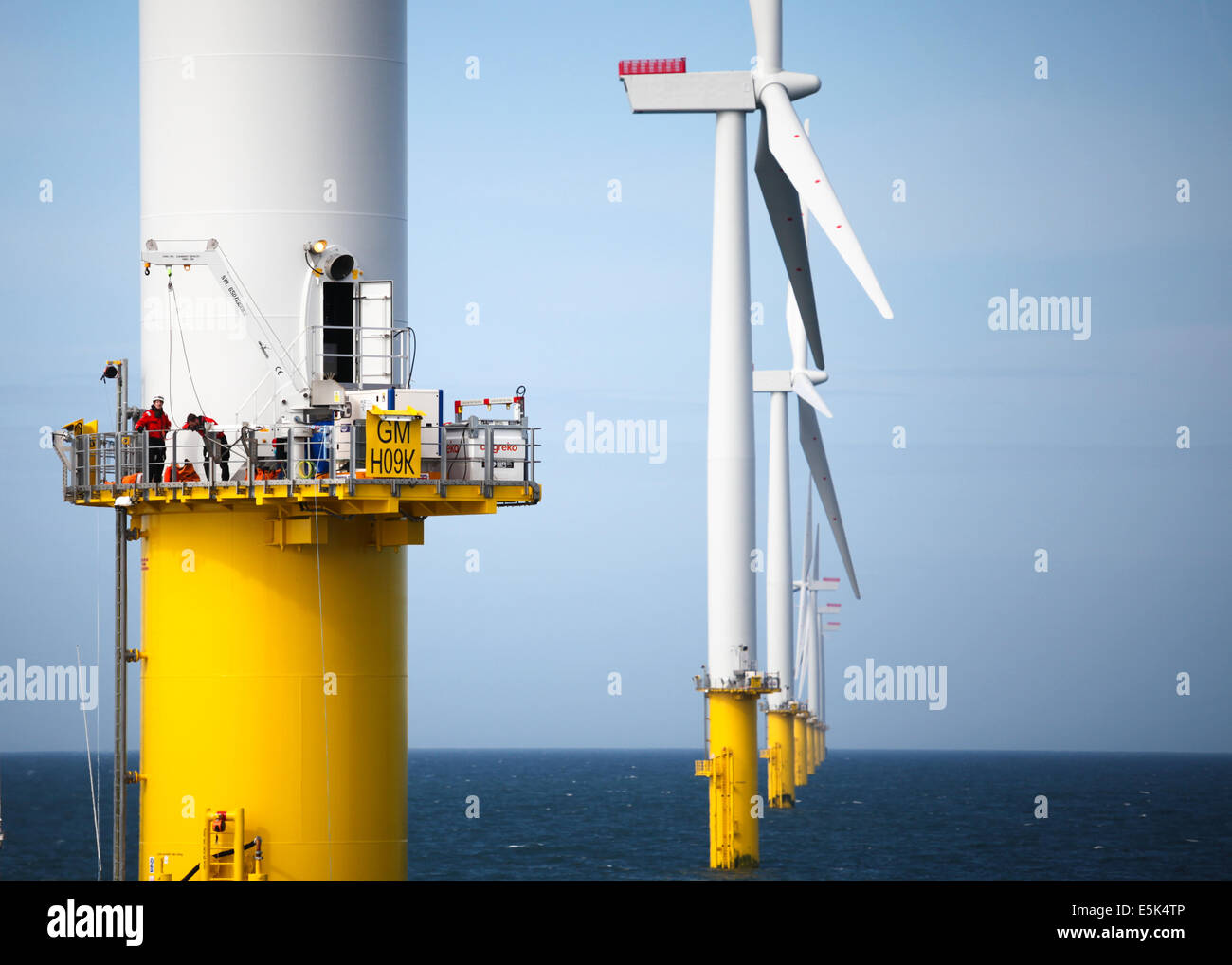 Männer auf eine Turbine am Offshore-Windpark Gwynt y Mor abseits der Küste von North Wales während der Bauphase von Frühjahr 2014 Stockfoto