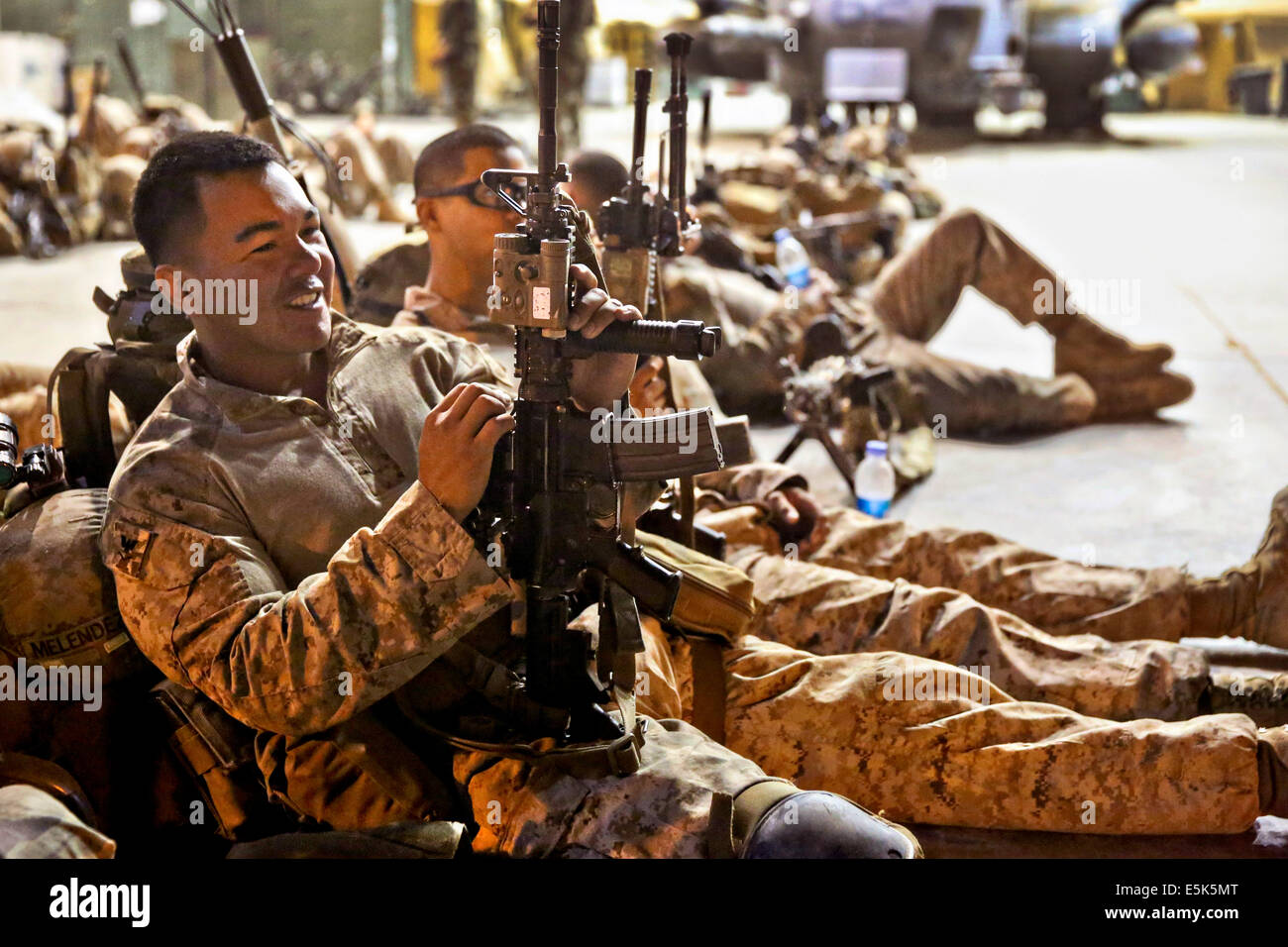 US-Marines mit dem 1. Bataillon, 7. Marineregiment prep ihre Ausrüstung vor der Abfahrt auf einer Patrouille 4. Juli 2014 in Gereshk, Provinz Helmand, Afghanistan. Stockfoto