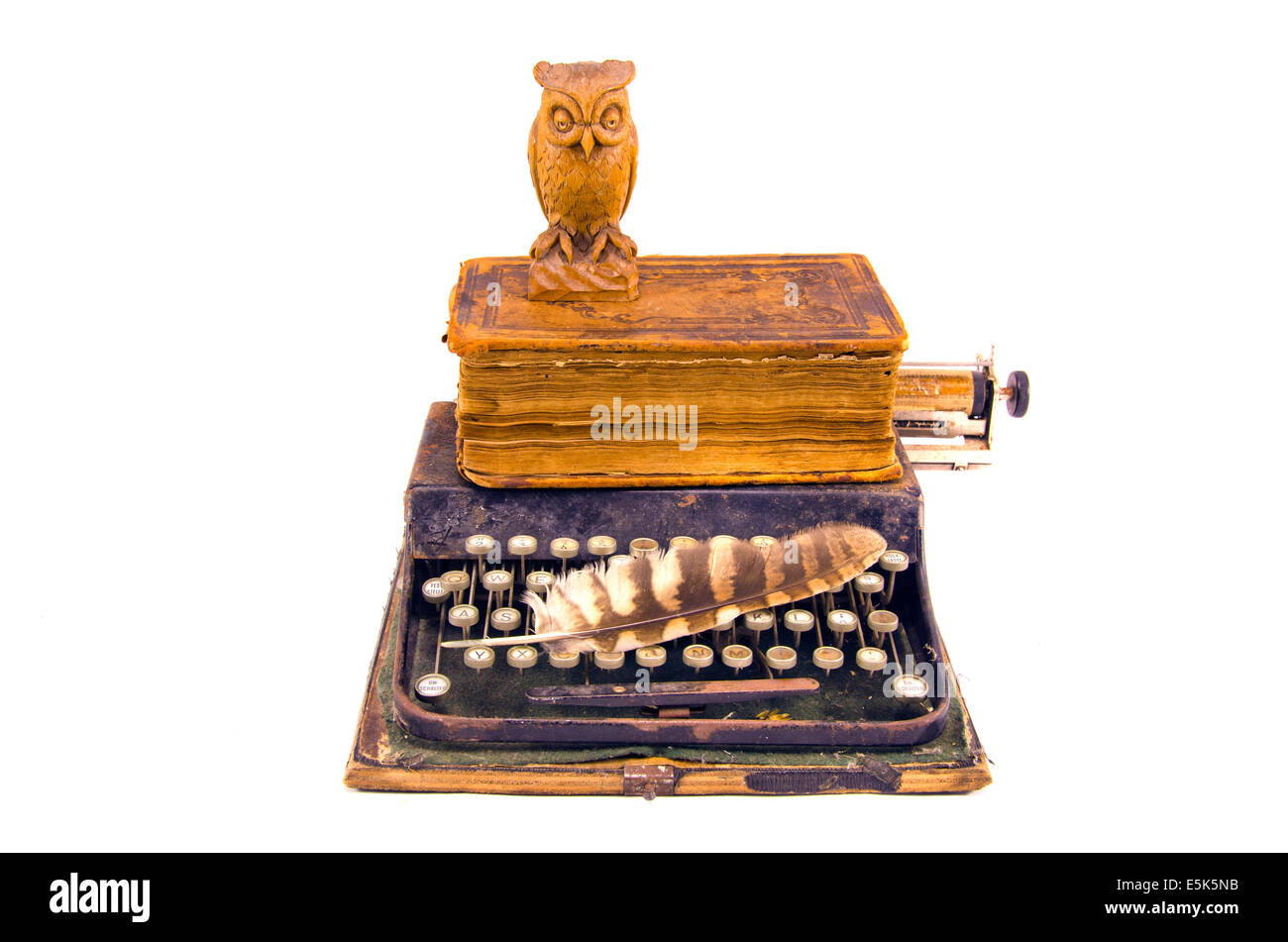 Antike Schreibmaschine mit Eule und altes Buch isoliert auf weiss Stockfoto