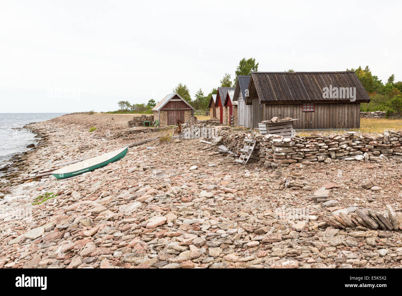 Boote und Bootshaus am Strand Stockfoto