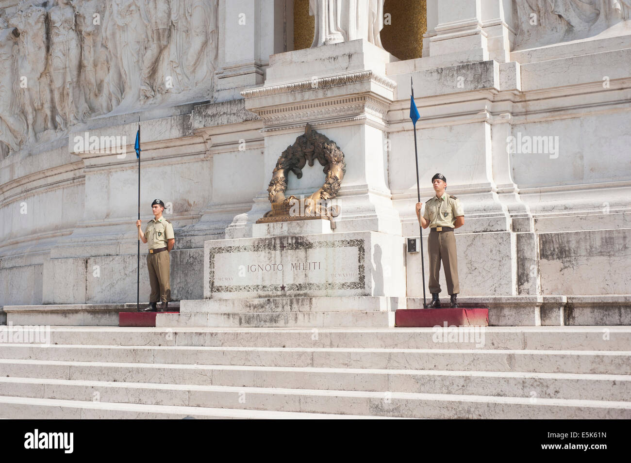 Rom Italien - Grab des unbekannten Soldaten bewacht von Wachposten of Honour, Il Vittoriano, Rom, Italien Stockfoto