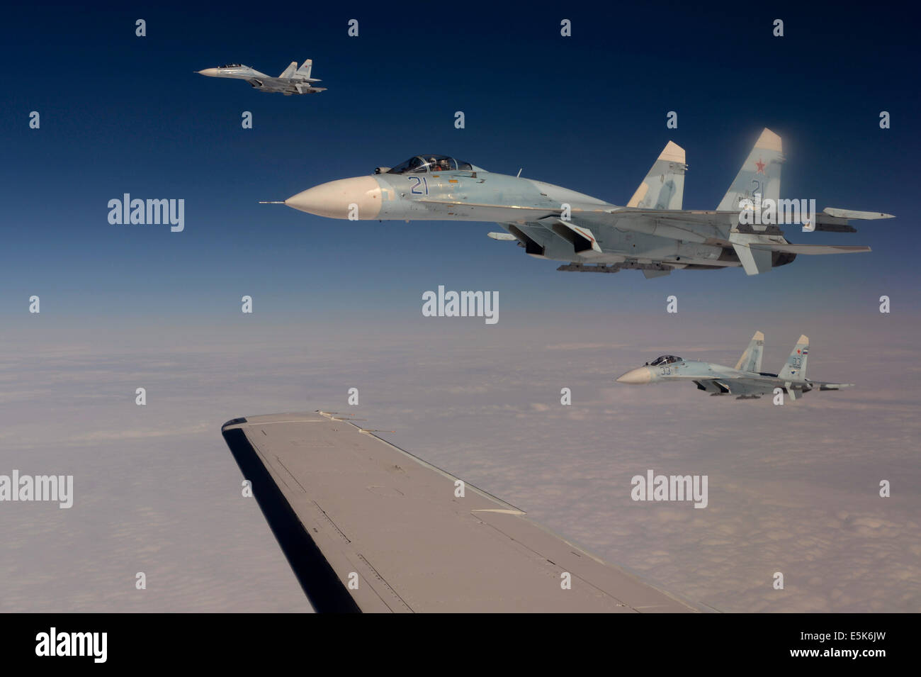 Russischen Föderation Air Force Su-27 Sukhoi Kampfflugzeuge abzufangen einen simulierten entführten Flugzeugs in russischen Luftraum während der Übung wachsam Eagle 27. August 2013 über Alaska. In der Übung sollen Russland, Kanada und USA in zusammenarbeiten, um zu erkennen, verfolgen, identifizieren und ein entführtes Flugzeug zu folgen, da es über internationale Grenzen hinweg geht. Stockfoto