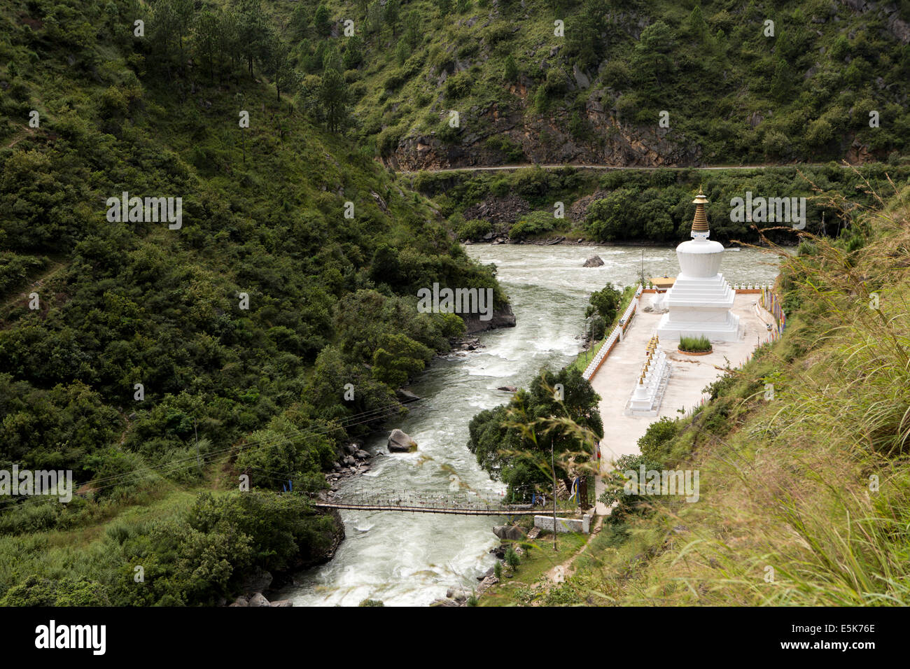 Ost Bhutan, Lhuentse, Khoma Dorf, Chörten Kuri Chhu Fluss Stockfoto