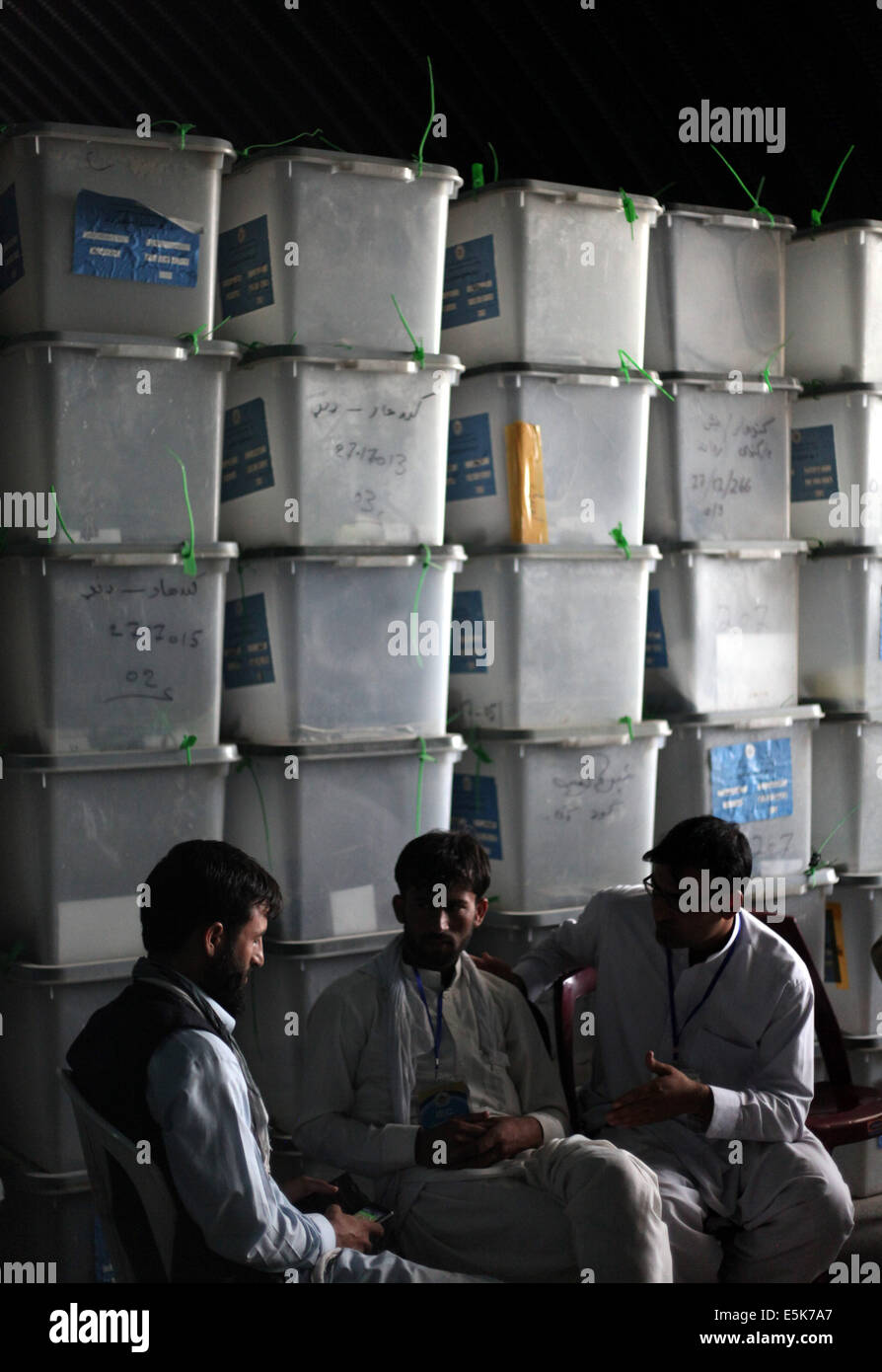 Kabul, Afghanistan. 3. August 2014. Afghanische Wahlbeobachter sitzen neben Wahlurnen vor der Zählung an einem Lagerort der unabhängigen Wahl Commission (IEC) in Kabul, Afghanistan, 3. August 2014. Die IEC am Sonntag fortgesetzt der Auditierung der Präsidentschaftswahl Stichwahl Wahl Stimmen nach vier Aufhängungen, da der Prozess am 17. Juli begann. © Ahmad Massoud/Xinhua/Alamy Live-Nachrichten Stockfoto