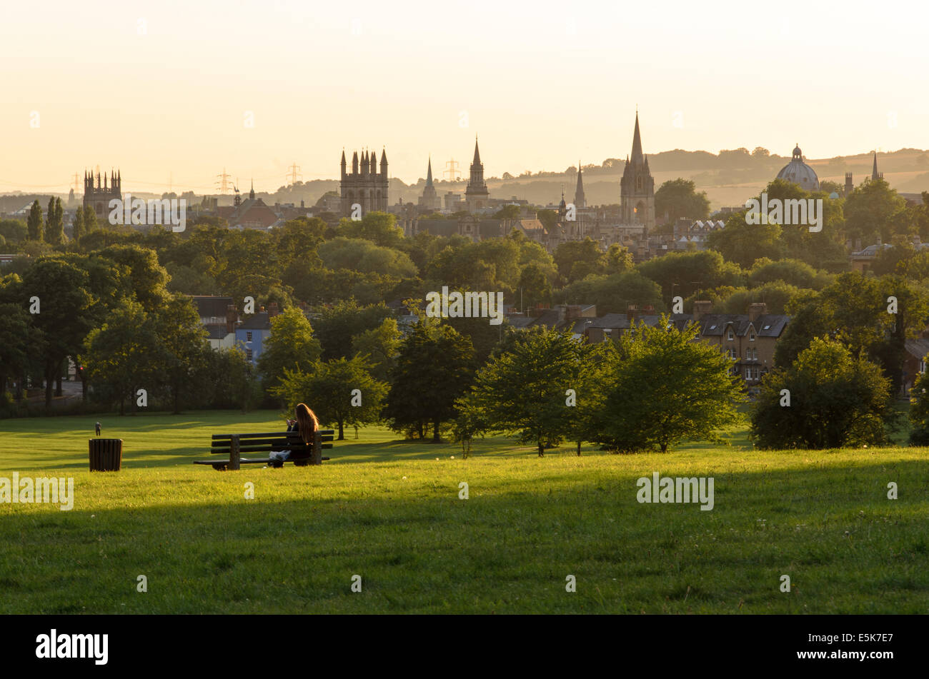 Blick auf Oxford Stadt aus South Park östlich von der Stadt während einer Sommer-Sonnenuntergang. Stockfoto