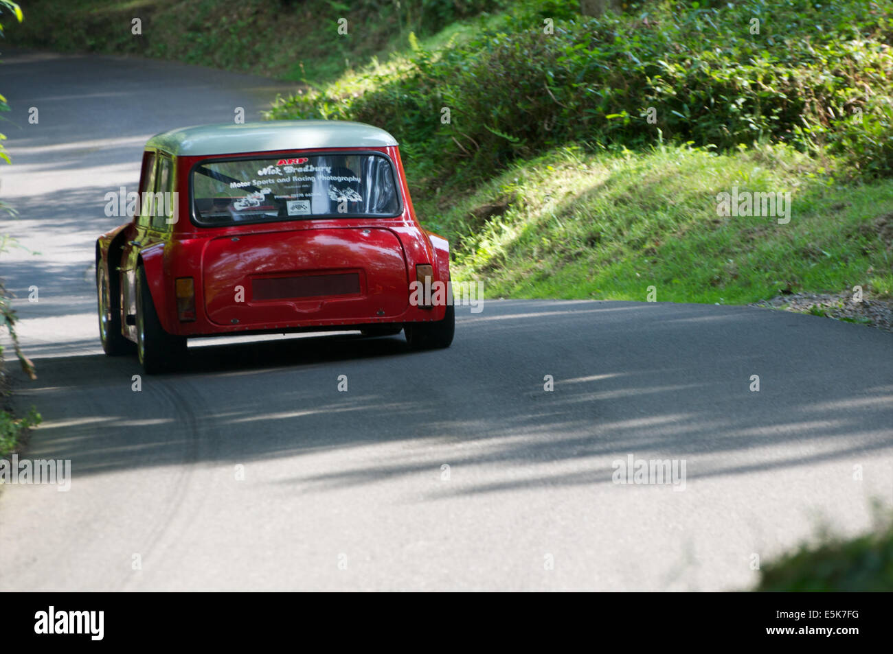 Minis racing bei Wiscombe Park Hillclimb in Devon UK, Juli 2014. Eine Reihe von 18 Bildern Stockfoto