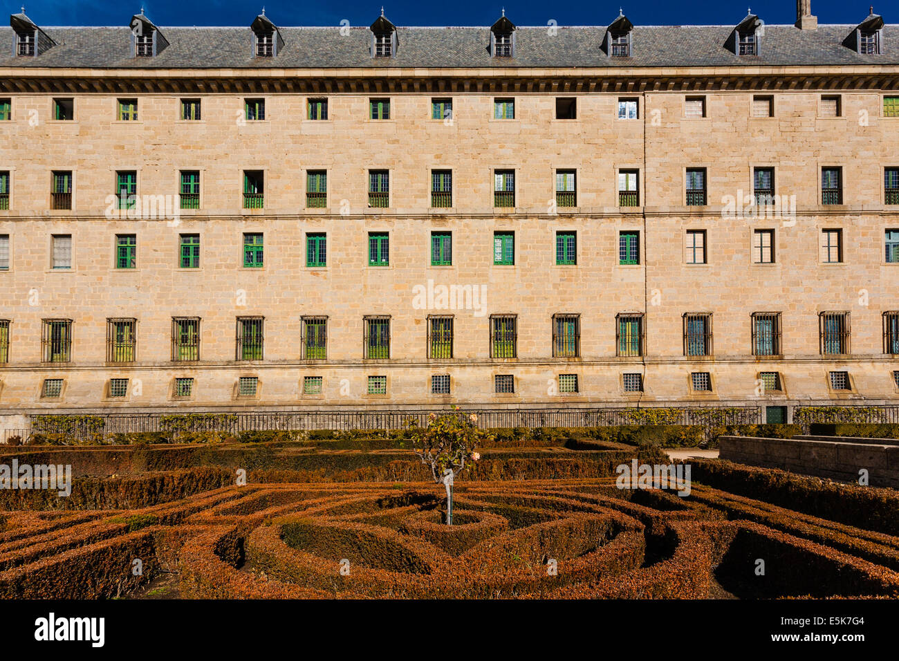 Seiten- und Gärten Blick auf die königliche Seite von San Lorenzo de El Escorial neben Madrid Spanien Stockfoto