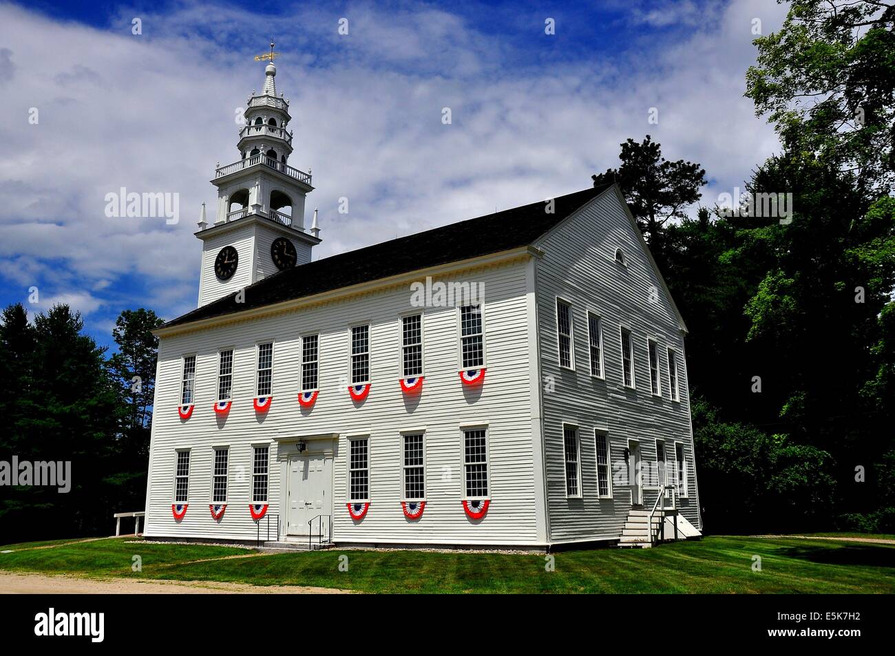 JAFFREY CENTER, NEW HAMPSHIRE: rot, weiß und blau Ammer hängt von den Fenstern des strengen 1775 ursprünglichen Haus der Begegnung * Stockfoto