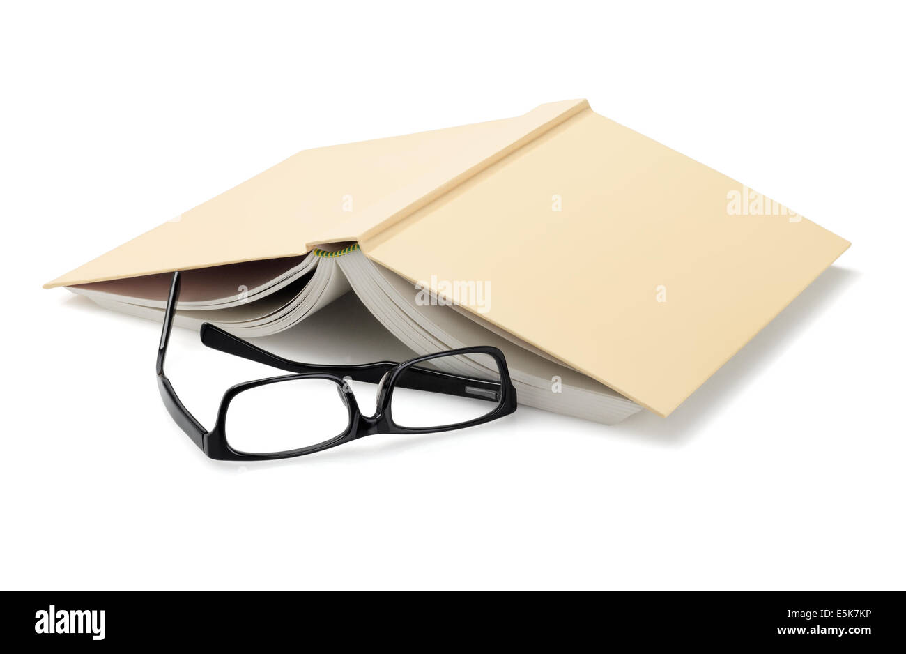 Brille neben invertierten Buch auf weißem Hintergrund Stockfoto