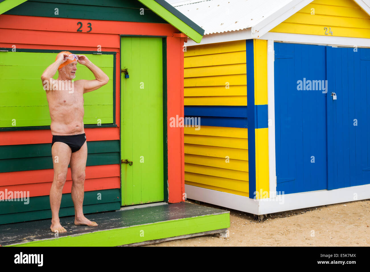 Melbourne Australien, Brighton Beach, Badeboxen, Hütten, Hütten, farbenfroh, Männer, Männer, Schwimmer, AU140322009 Stockfoto