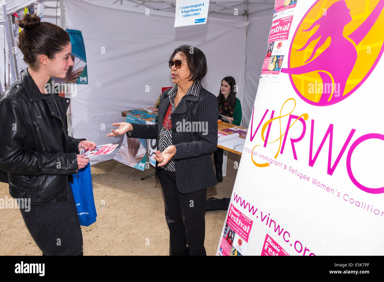 Melbourne Australien, Swanston Street, City Square, Victorian Immigrant & Refugee Women’s Coalition, VIRWC, Asiatische Frau weibliche Frauen, erklären, Stand, Stand, Stand, Stockfoto