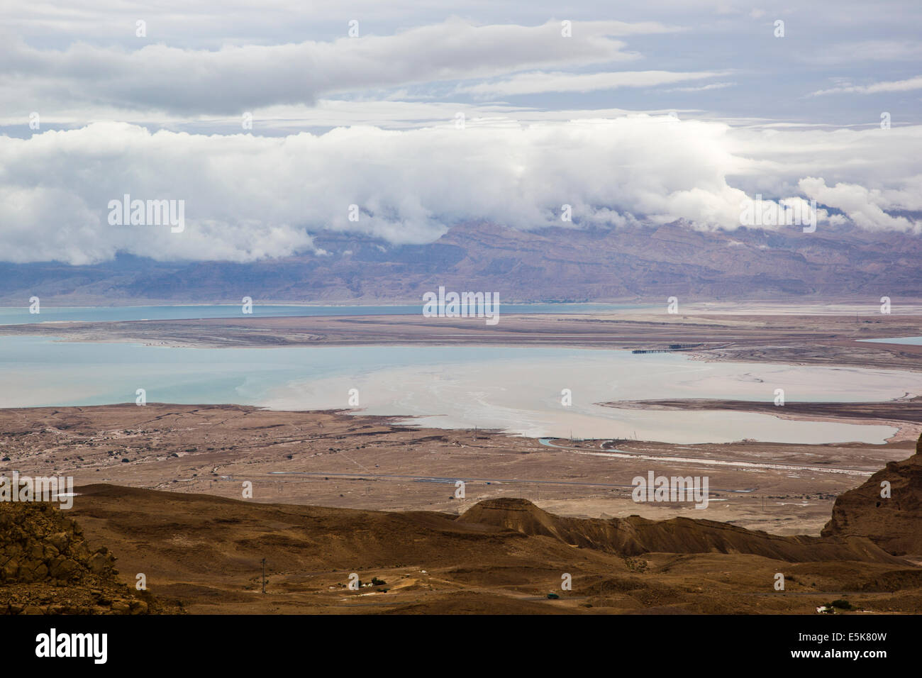 Totes Meer, Israel Ansicht aus der Wüste von Judäa Stockfoto