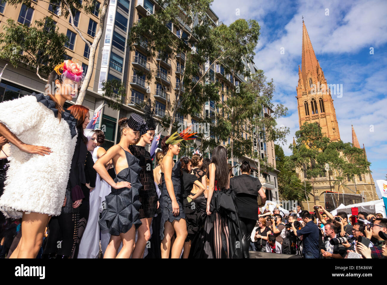 Melbourne Australien, Swanston Street, City Square, Festival, Lord Mayor's Student Welcome, Modenschau, Start- und Landebahn, Frau weibliche Frauen, Modell, Posen, auffällige POS Stockfoto