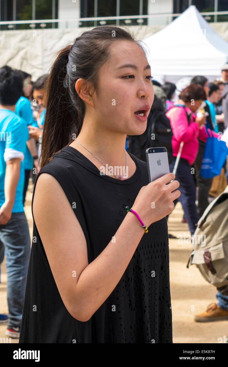 Melbourne Australien, Swanston Street, City Square, Festival, Lord Mayor's Student Welcome, asiatische Frau weibliche Frauen, Podcast, Medien, Halten, iPhone, Mikrofon Stockfoto