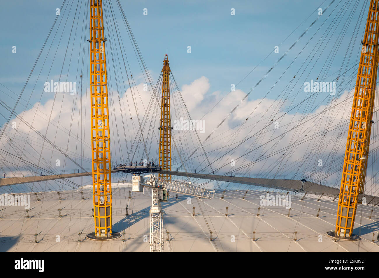 Detail des Dachs und Passanten über die O2-Arena Stockfoto