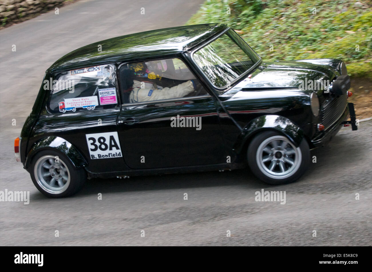 Minis racing bei Wiscombe Park Hillclimb in Devon UK, Juli 2014. Eine Reihe von 18 Bildern Stockfoto