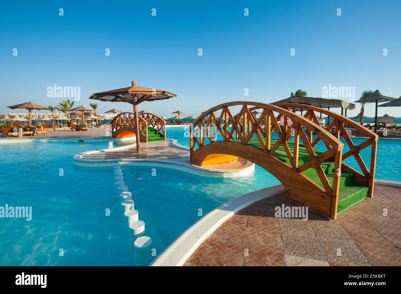 Großes Schwimmbad mit Brücken im tropischen Sommer Holiday resort Stockfoto