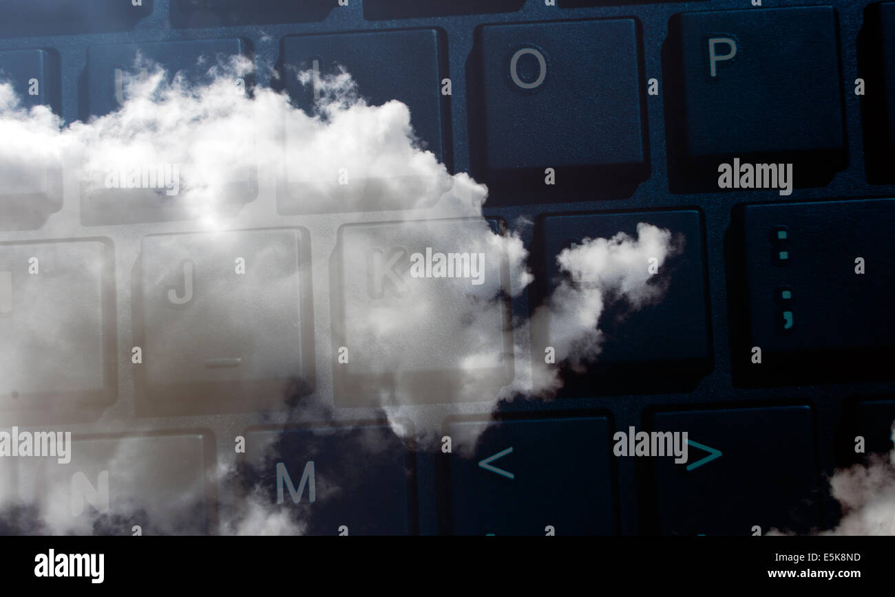 Cloud Computing. Eine Tastatur über eine Wolke, die das Konzept des Cloud Computing oder Cloud internet Lieferanten Stockfoto