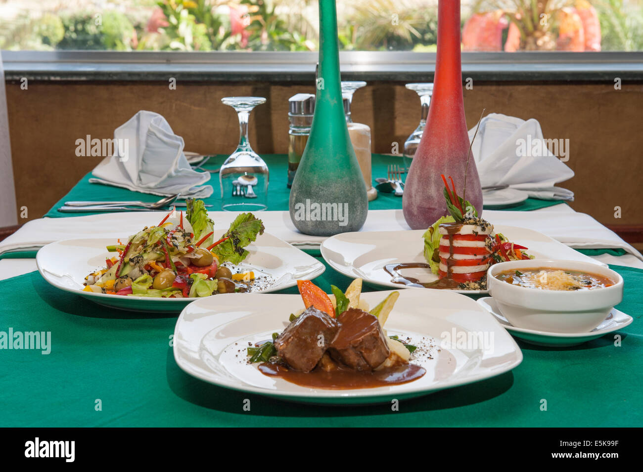 Verschiedene Auswahl an Speisen am Tisch im restaurant Stockfoto