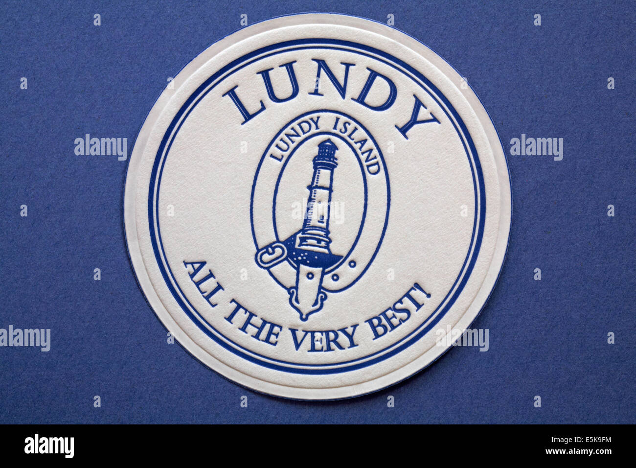 Lundy Island alle das Beste Papier beermat Coaster auf blauem Hintergrund isoliert Stockfoto