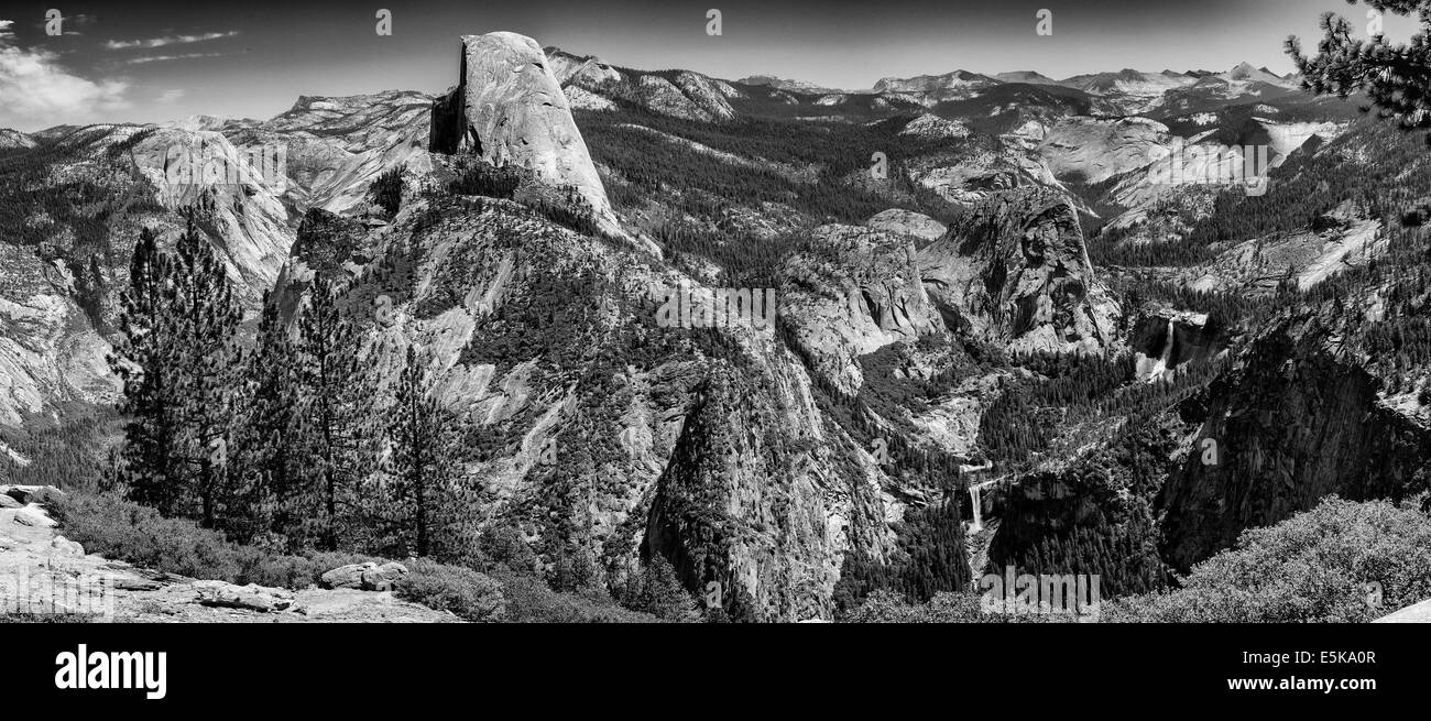 Blick vom Washburn Point auf Vernal Fall und Half Dome, Nevada. & Schwarz-weiß-Bild. Stockfoto