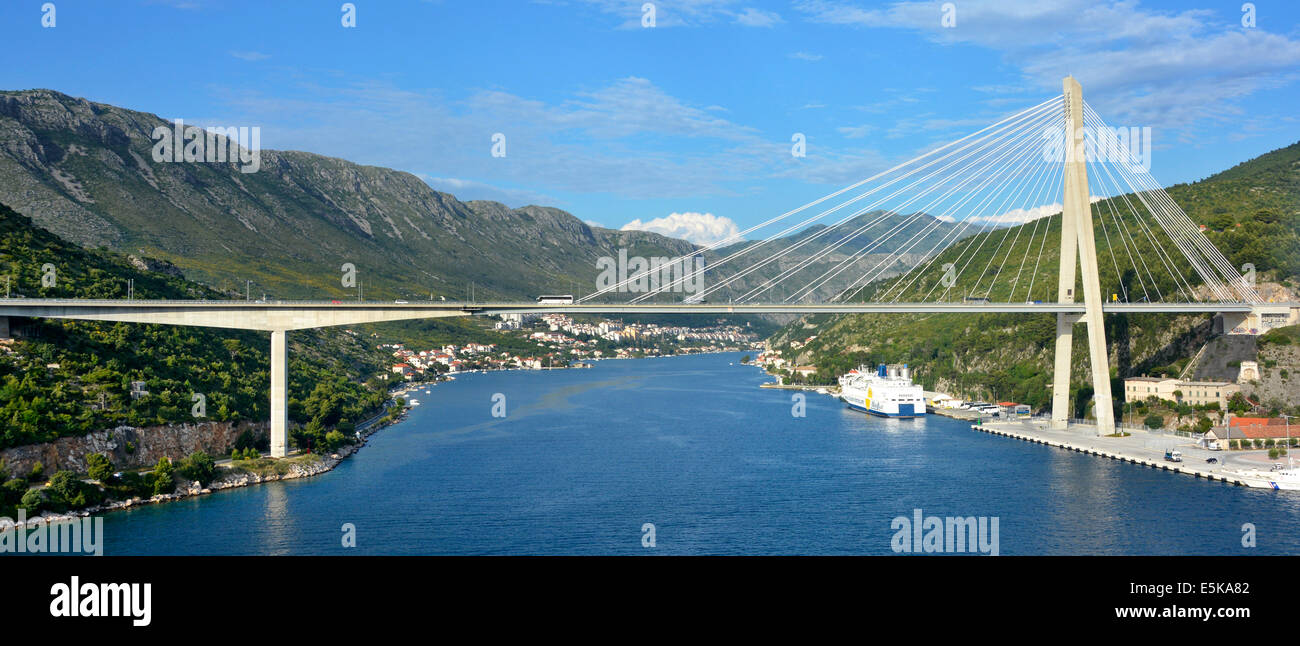 Panoramablick auf der Franjo Tudjman Brücke überqueren Rijeka Dubrovacka Wasserstraße an der Kreuzung mit der Hafen von Dubrovnik Stockfoto