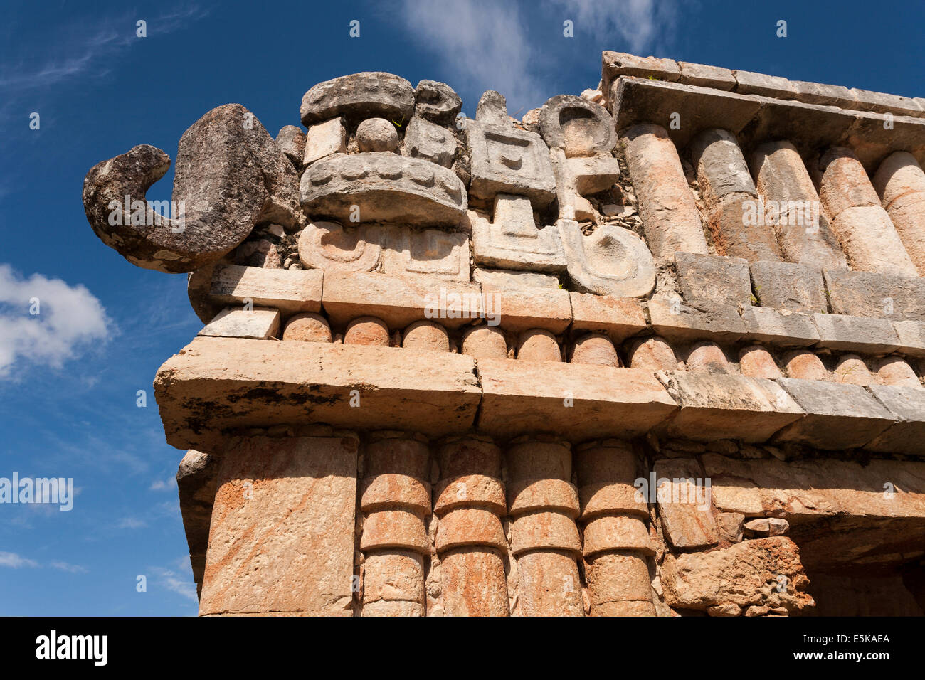 Elefant Rüssel wie-Nase an der Ecke eines Gebäudes Sayil. Eine Rekonstruktion enthält eine grobe Nase von einer Chaac-Maske im Mais Stockfoto