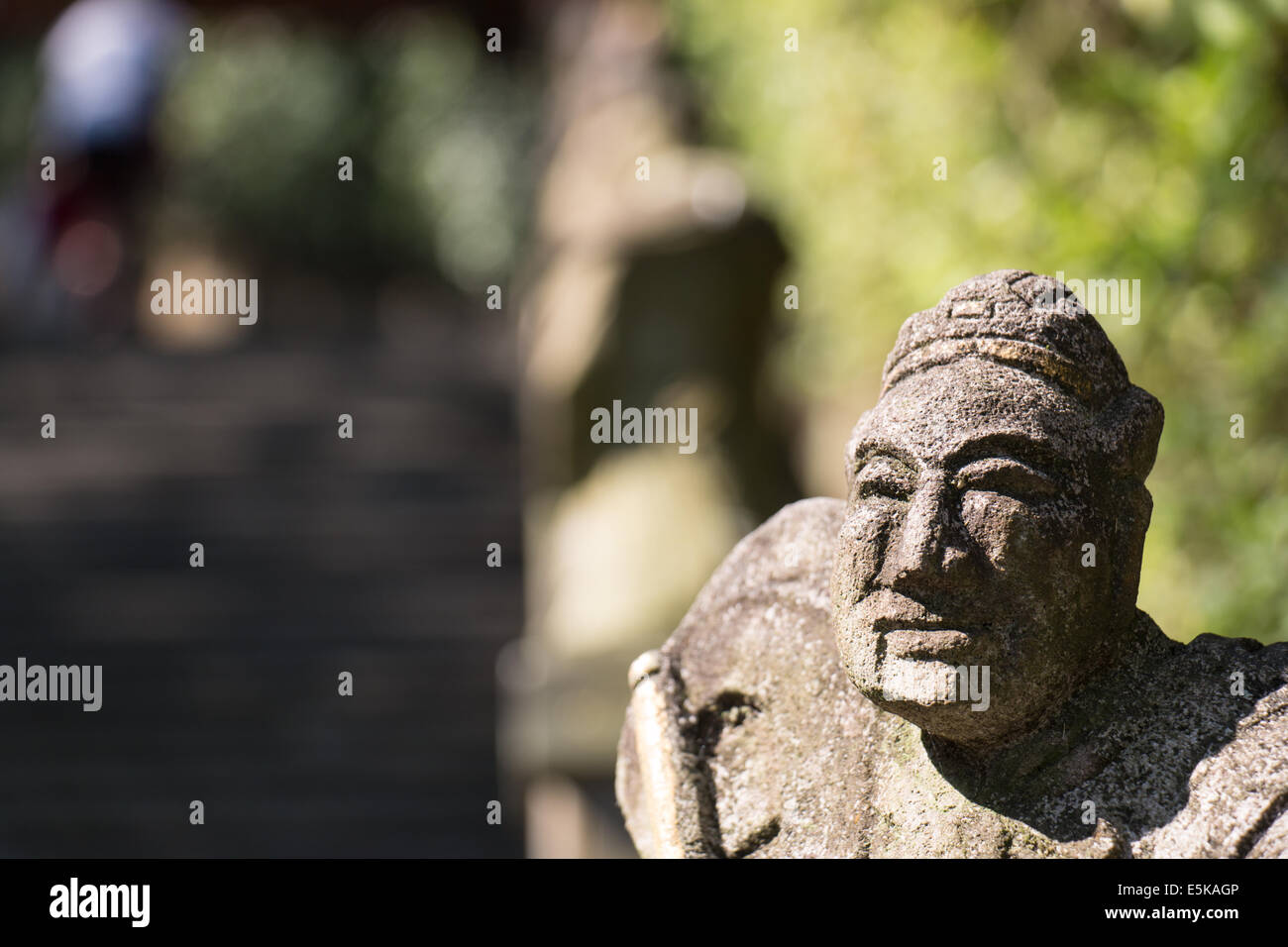 Geschnitzten Stein Figur auf einen Flug der Treppe zu einer der Tempel in Taipei, Taiwan. Stockfoto