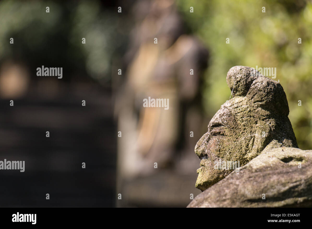 Geschnitzten Stein Figur auf einen Flug der Treppe zu einer der Tempel in Taipei, Taiwan. Stockfoto