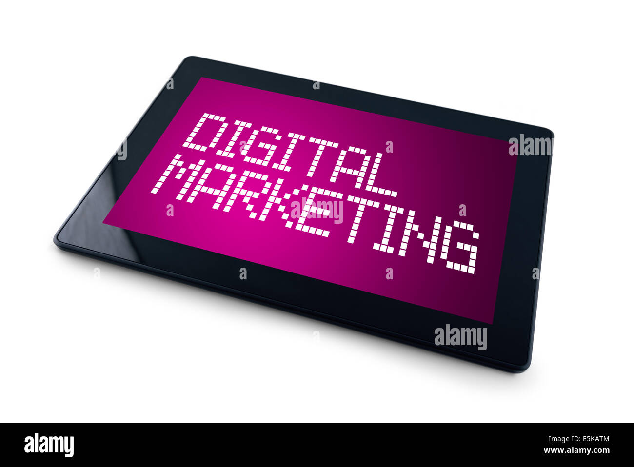 Digitales Marketing auf dem generischen Tablet PC overwhite Hintergrund anzeigen. Stockfoto