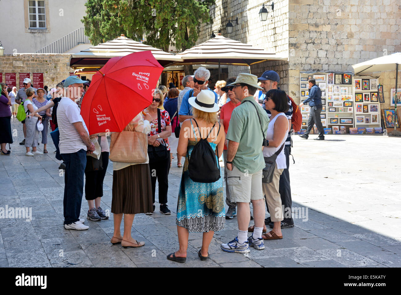 Die Altstadt von Dubrovnik walking tour guide mit kleinen Gruppe von Touristen im Schatten an einem sehr heißen Sommertag Kroatien Dalmatien Adria Europa Stockfoto
