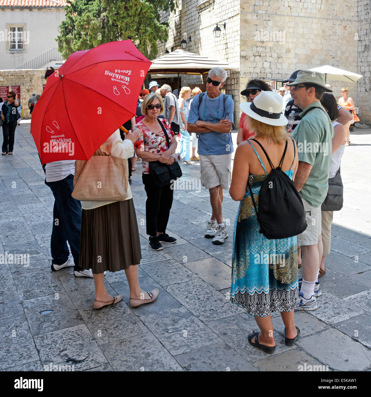 Dubrovnik Kroatien Spaziergang Reiseleiter mit einer kleinen Gruppe von Männern und Frauen Touristen im Schatten an einem sehr heißen Sommertag Dalmatien Adria Stockfoto