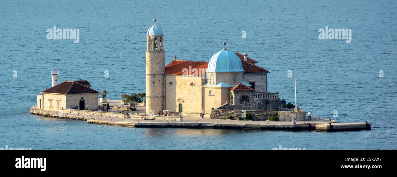 Touristen, die Unsere Liebe Frau von den Felsen auf einer künstlichen Insel in der Bucht von Kotor Montenegro Europa Stockfoto