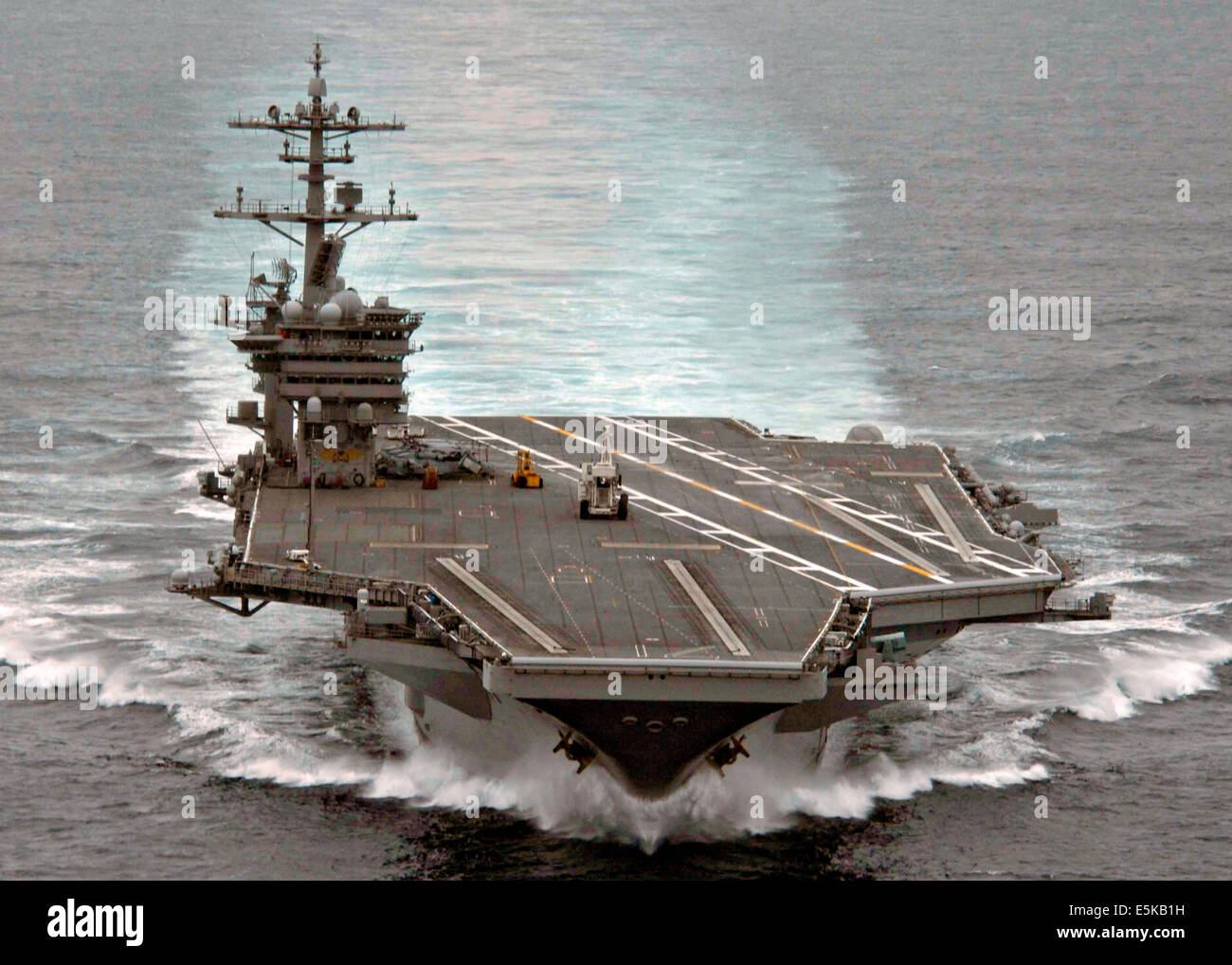 Ein US-Marine Flugzeugträger USS Theodore Roosevelt führt high-Speed-Tests 28. April 2014 in den Atlantischen Ozean. Theodore Roosevelt führt Schulungen für zukünftige Bereitstellungen im Gange. Stockfoto
