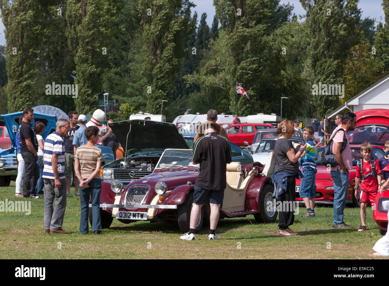 Billing Aquadrome Northampton U.K. Sonntag, 3. August 2014. Die Classic Car & Bike Show statt für ein weiteres Jahr bei Billing Aquadrome Northampton mit Fahrzeugen aus ganz Großbritannien an der Veranstaltung teilnehmen. Elegante, schöne und beeindruckende klassische Autos und Motorräder auf Show für die Öffentlichkeit zu sehen und genießen im warmen und sonnigen Wetter die Veranstaltung wurde organisiert durch aktive Angebote Europa Ltd Credit: Keith J Smith. / Alamy Live News Stockfoto