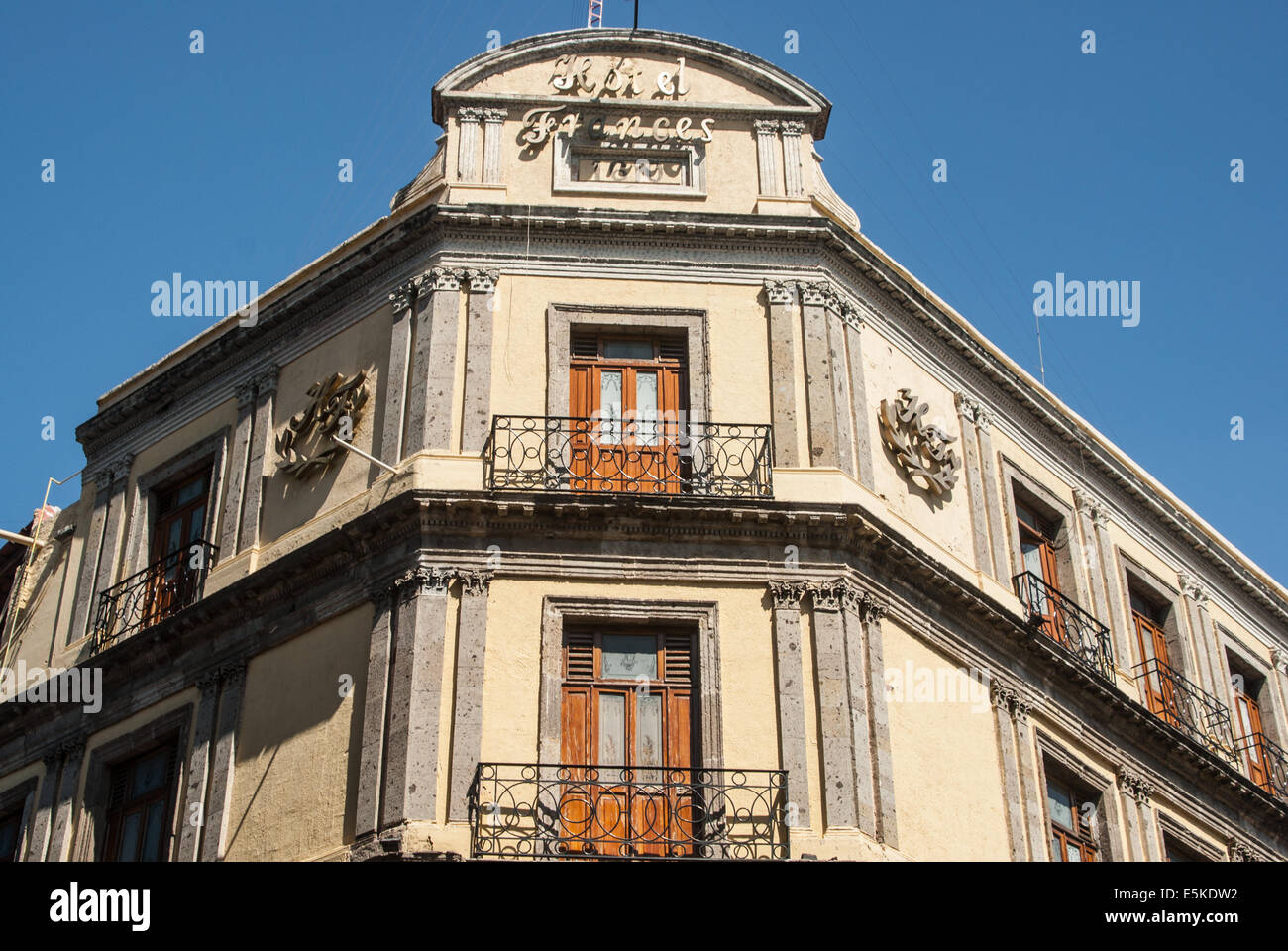 St. Francis Hotel ist ein historisches Gebäude aus dem 15. Jahrhundert in Guadalajara, Mexiko Stockfoto